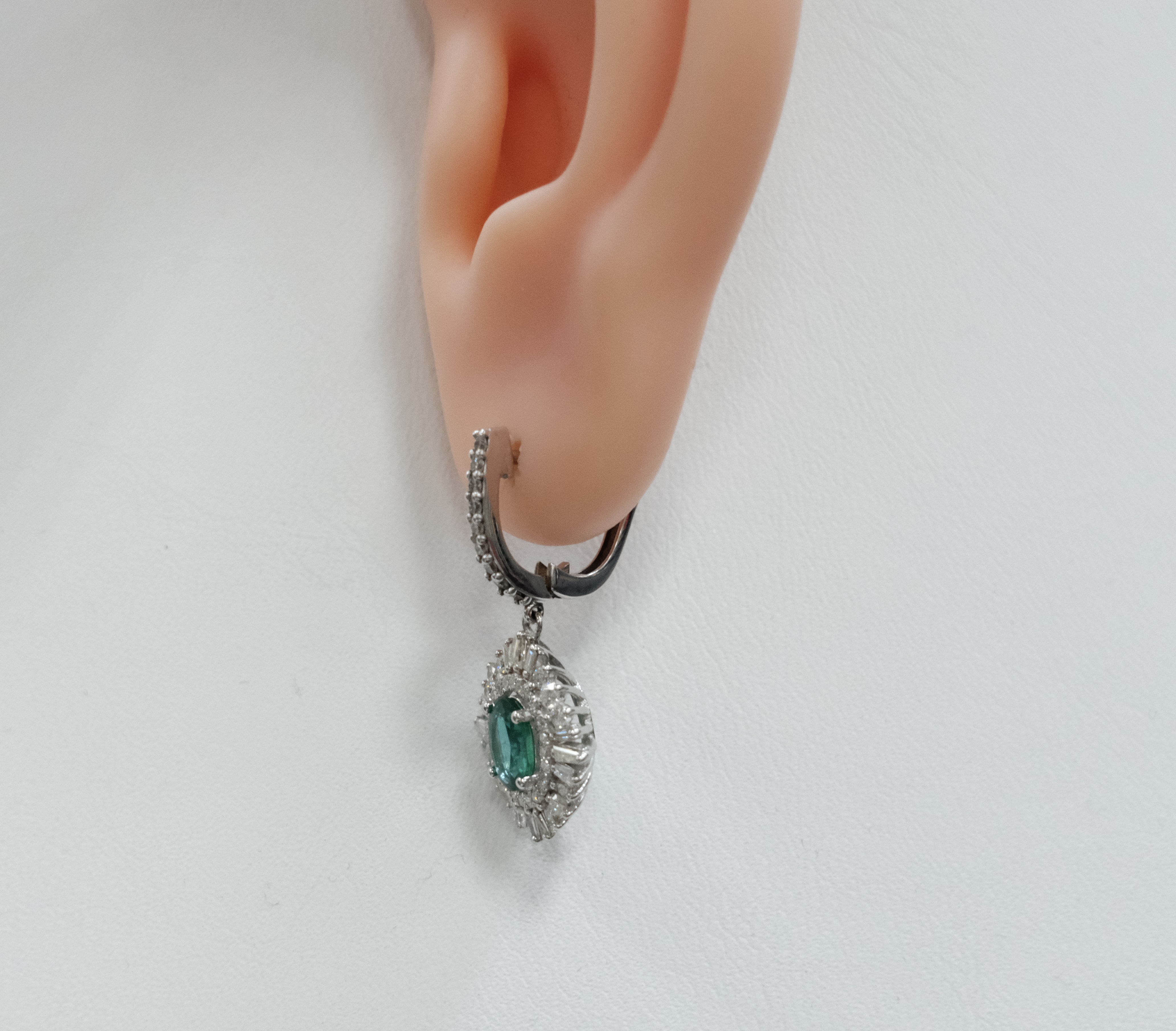Серьги из белого золота с изумрудами
